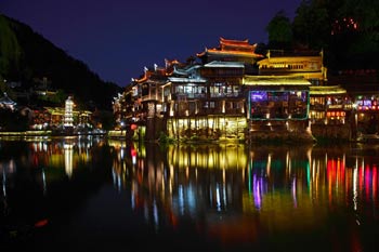 長沙出發(fā)到張家界天門山、玻璃棧道、鳳凰古城、鳳凰夜景往返二日游